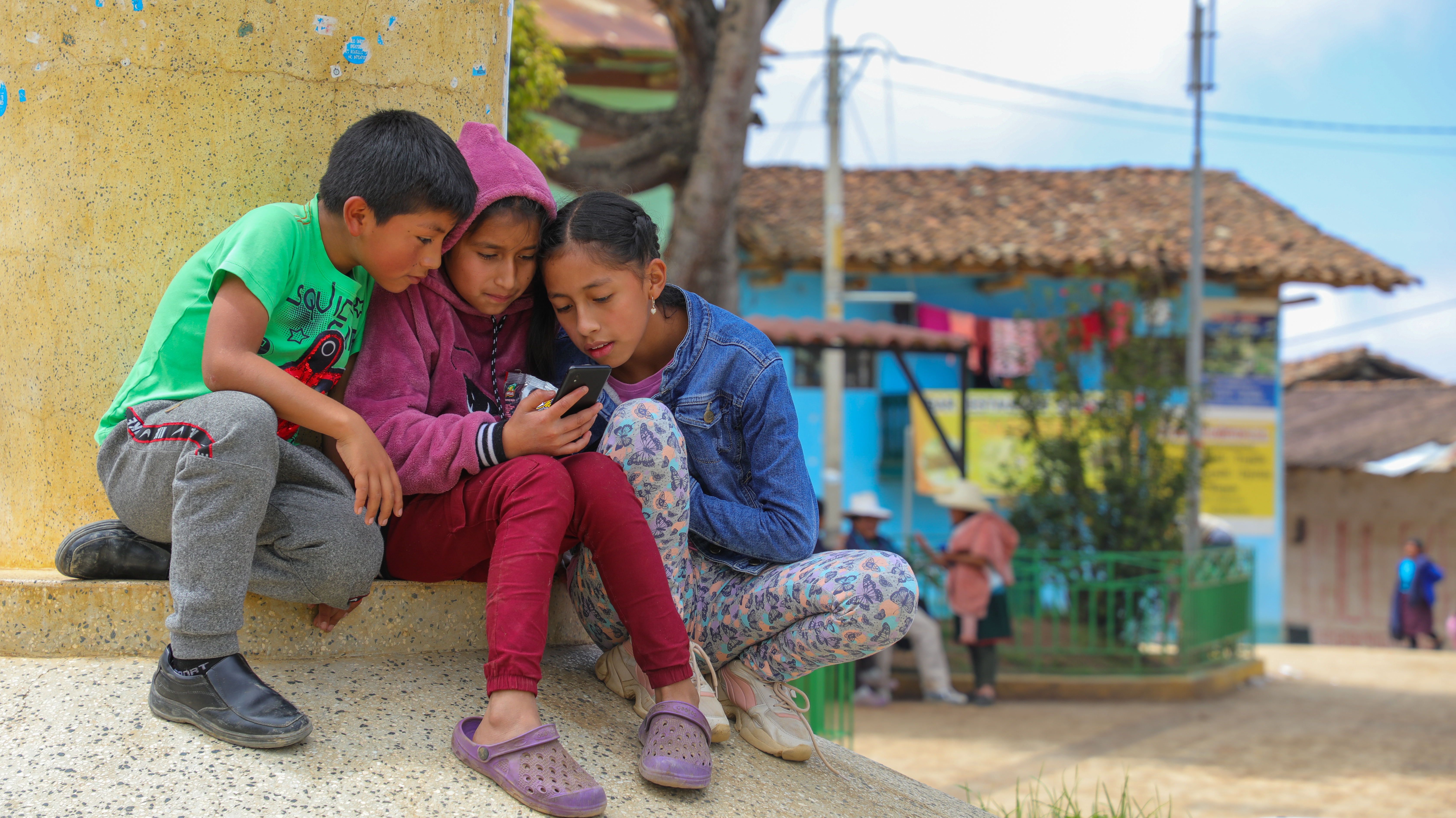 JPG de niños conectándose al Internet desde sus celulares