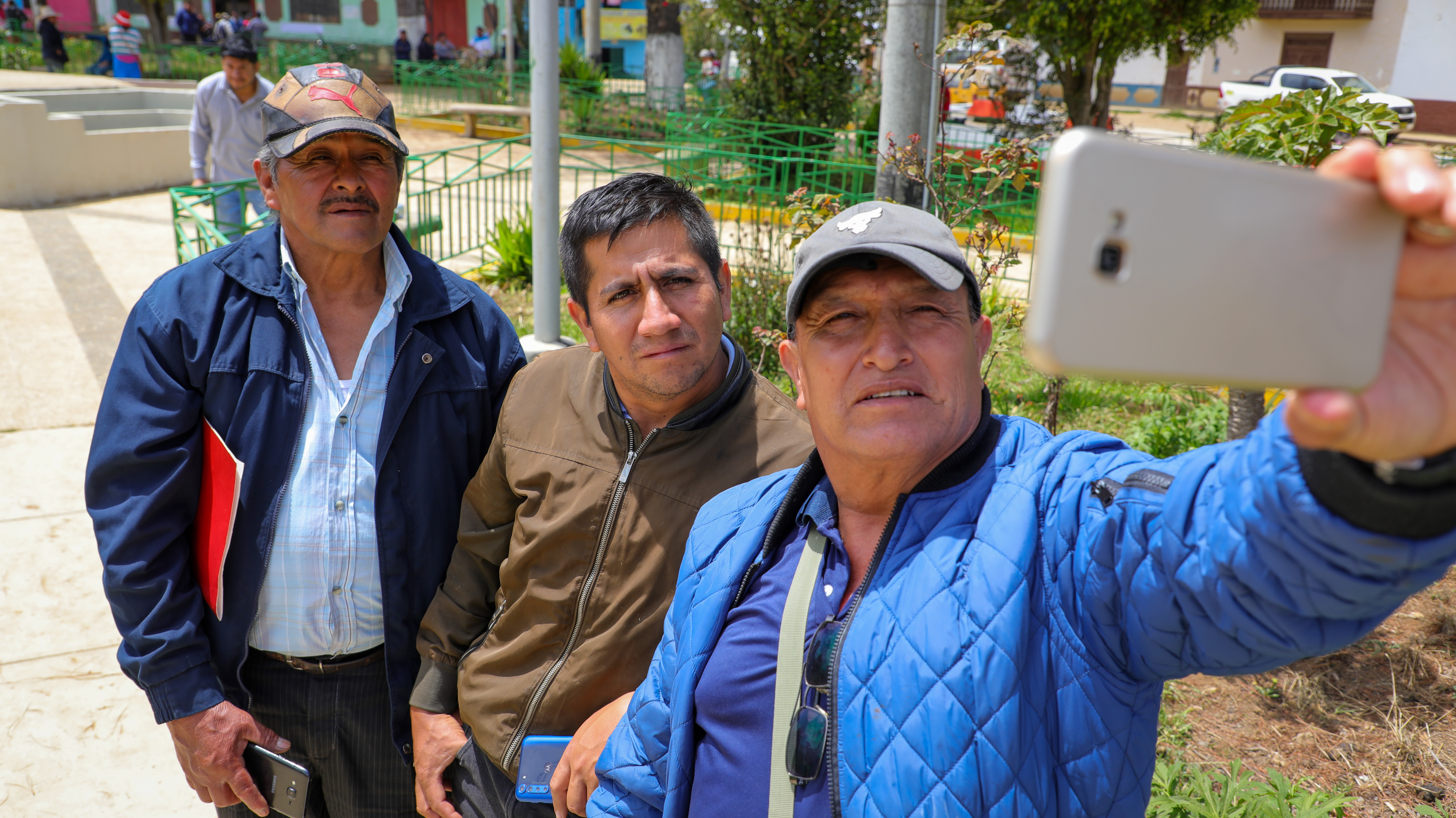 JPG de adultos conectándose al Internet desde sus celulares