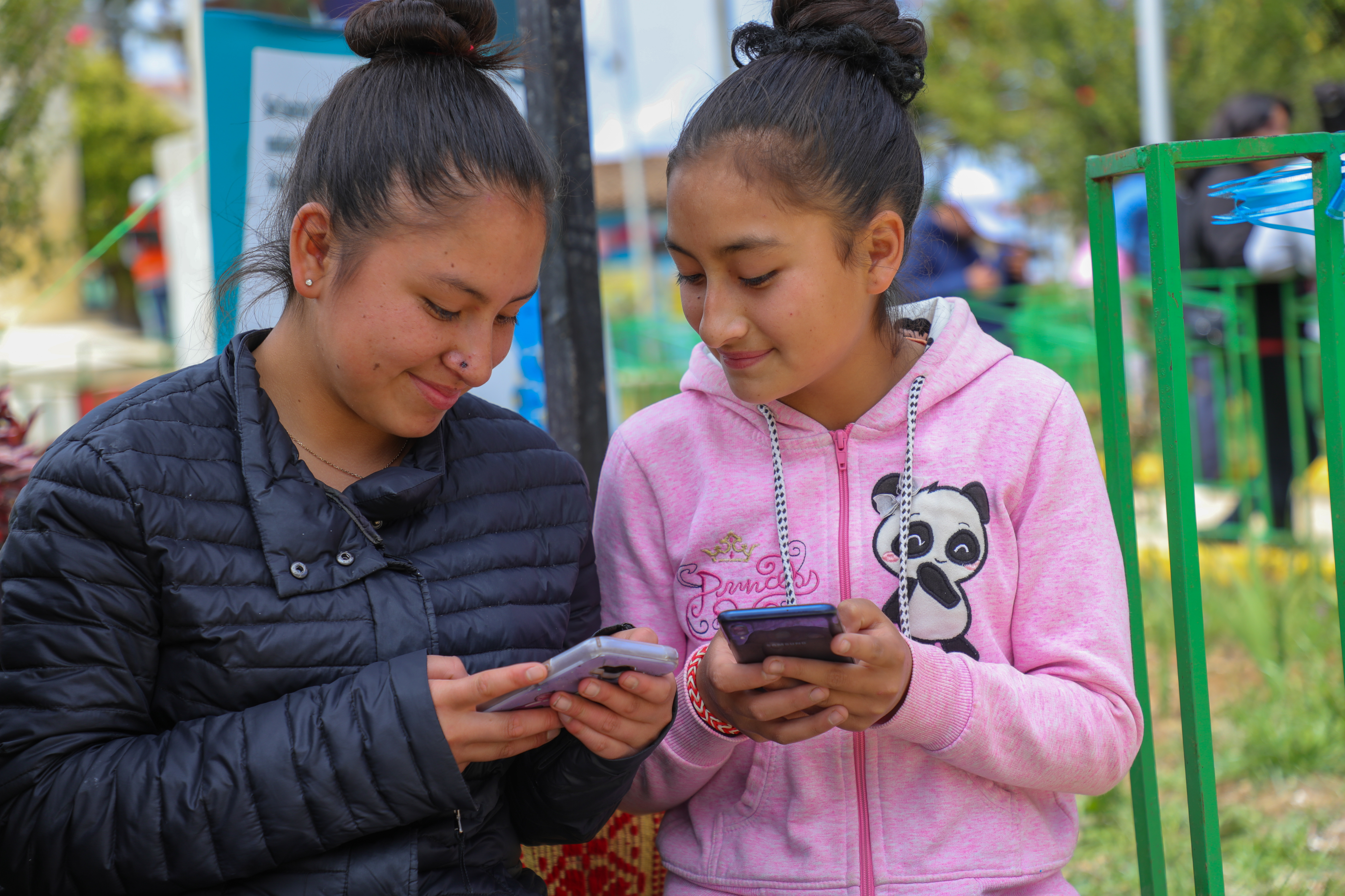 JPG de niñas conectándose al Internet desde sus celulares
