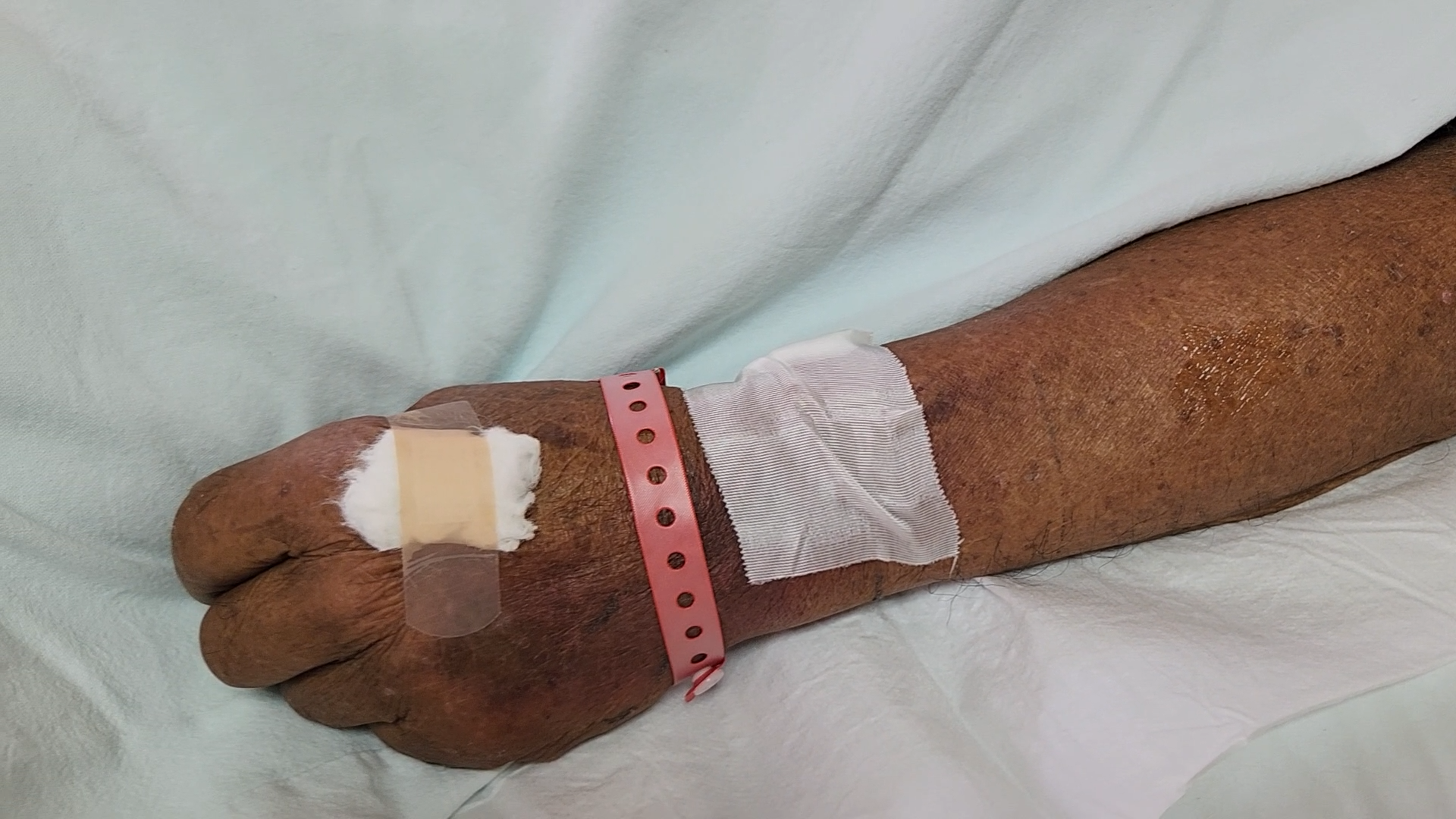 Servicio de Emergencia del Hospital Loayza advierte peligros del consumo de alcohol adulterado durante festividades de fin de año