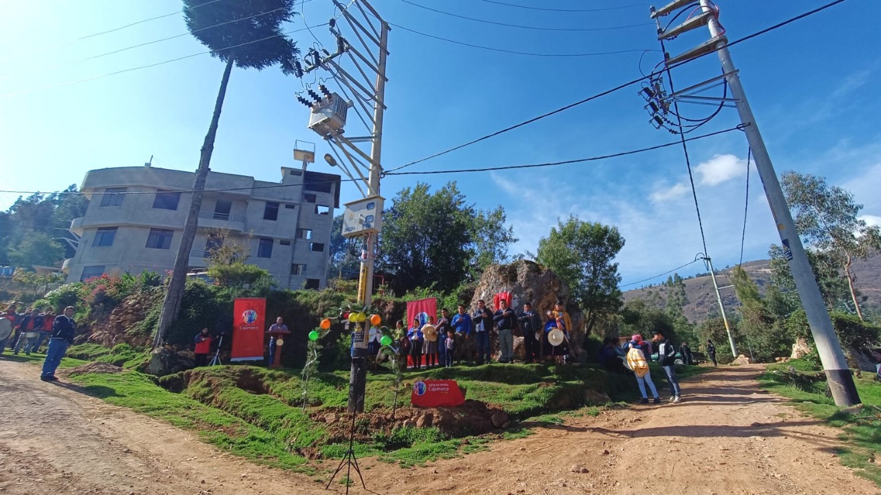Alcalde de Cajamarca Henry Alcántara inauguró sistema de electrificación de los caseríos Tunaspampa – Las Flores