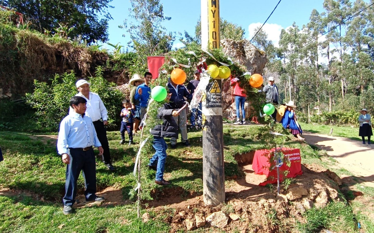 Alcalde de Cajamarca Henry Alcántara inauguró sistema de electrificación de los caseríos Tunaspampa – Las Flores