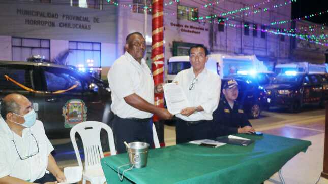 foto ceremonia entrega camionetas
