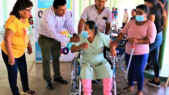 Autoridades entrega 40 sillas de ruedas a personas con discapacidad