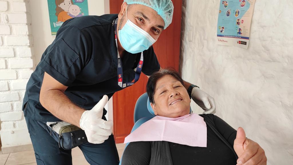 Diris Lima sur entregó 1000 prótesis dentales