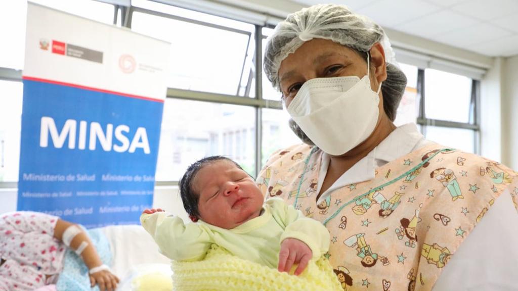 Año Nuevo: Primeros bebés nacidos en el 2023 fueron presentados por el Ministerio de Salud