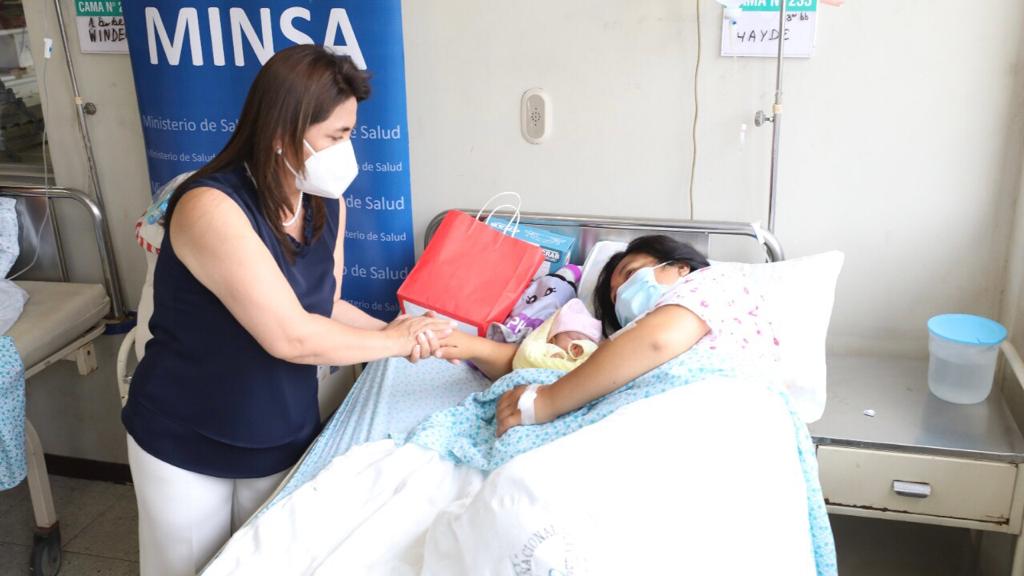 Año Nuevo: Primeros bebés nacidos en el 2023 fueron presentados por el Ministerio de Salud