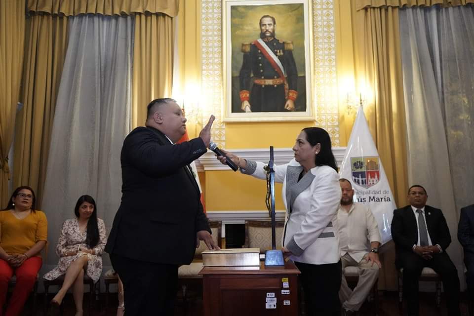 Fotografía de juramentación de nuestro alcalde Jesús Gálvez