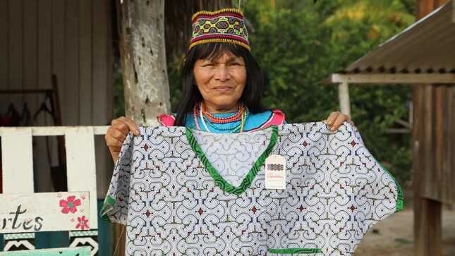 Artesana shipibo-conibo