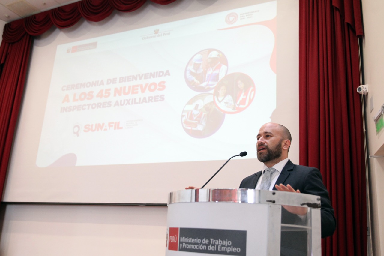 Ministro con inspectores SUNAFIL