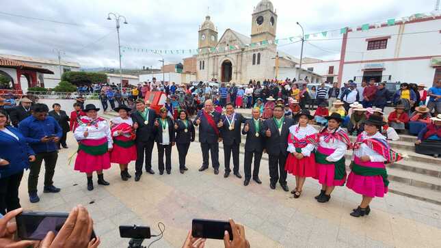 Juramentación de alcalde provincial de Tarata