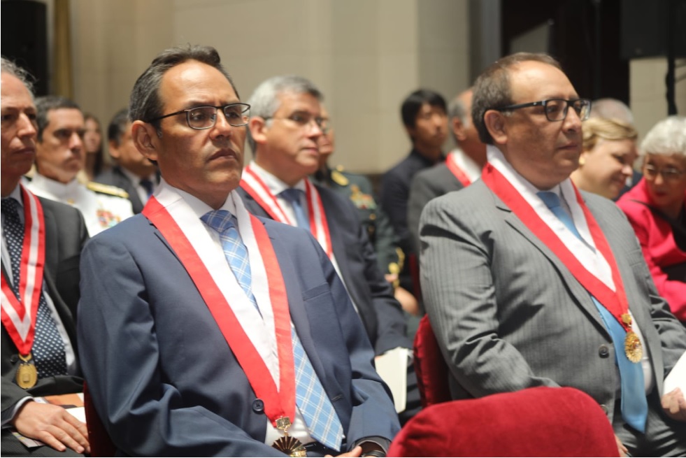 Magistrados Helder Domínguez Haro y Gustavo Gutiérrez Ticse en la ceremonia de juramentación del presidente del Poder Judicial
