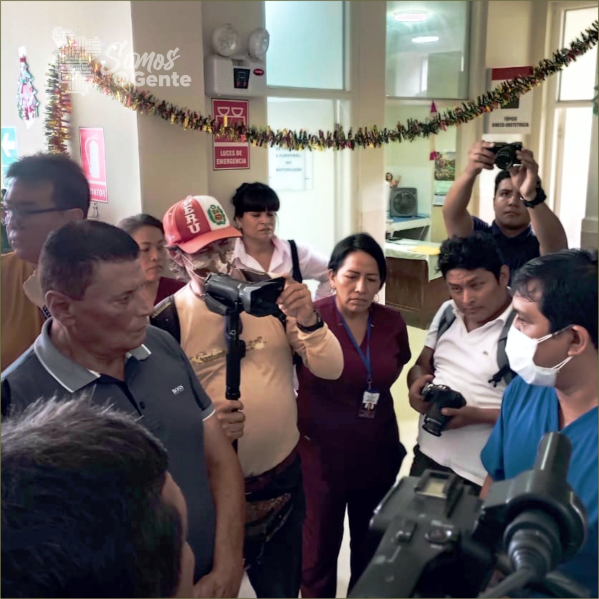 Foto del gobernador con personal del hospital de Tarapoto II-2