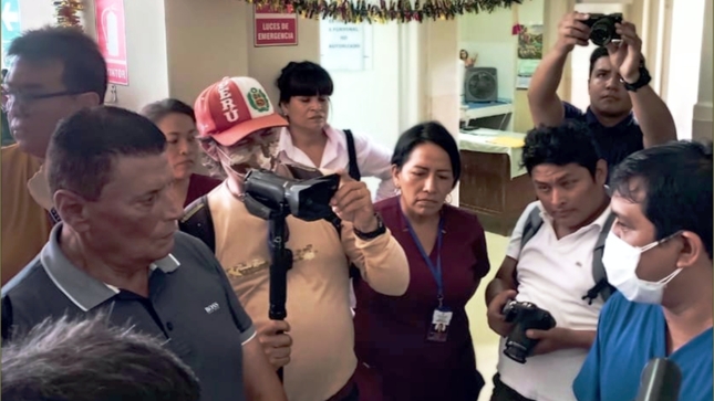Foto del gobernador con personal del hospital de Tarapoto II-2