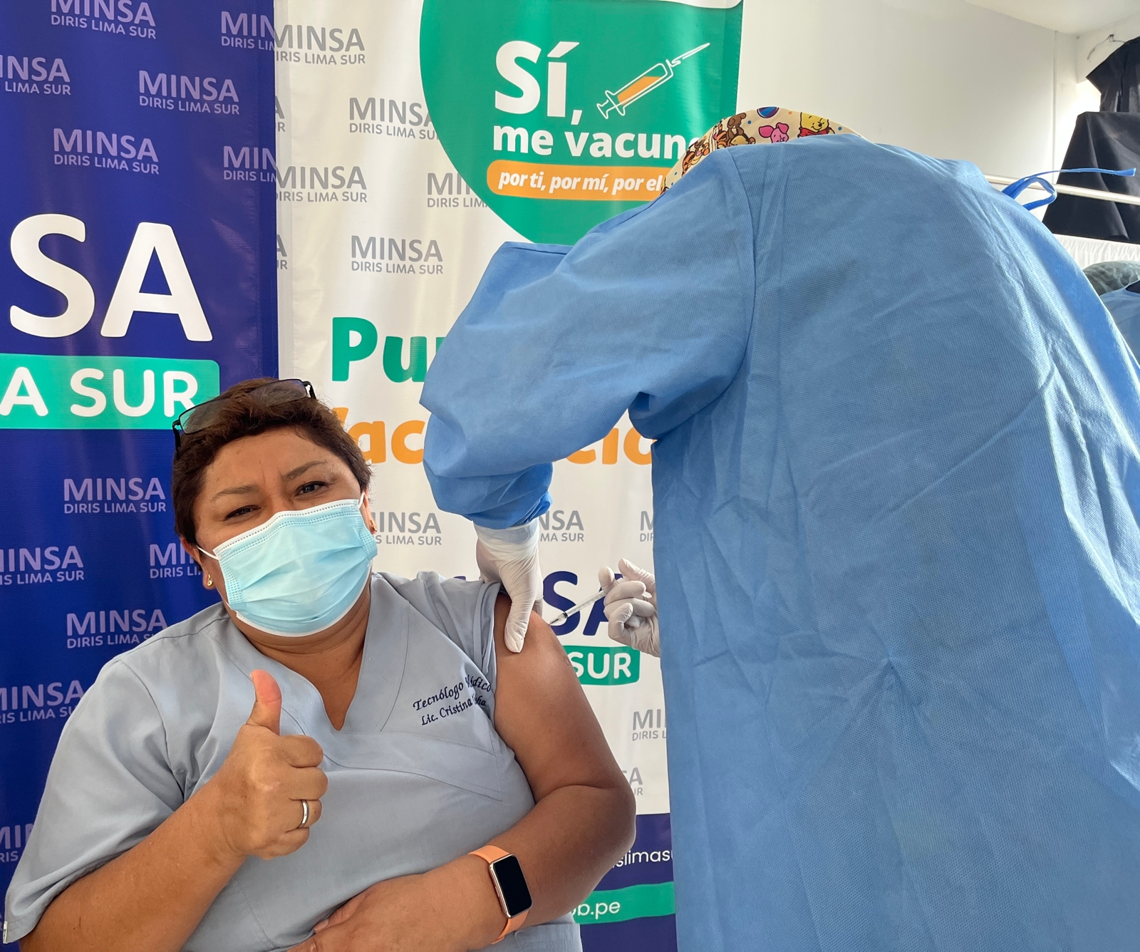 Personal de salud es protegido con la vacuna bivalente contra la COVID-19