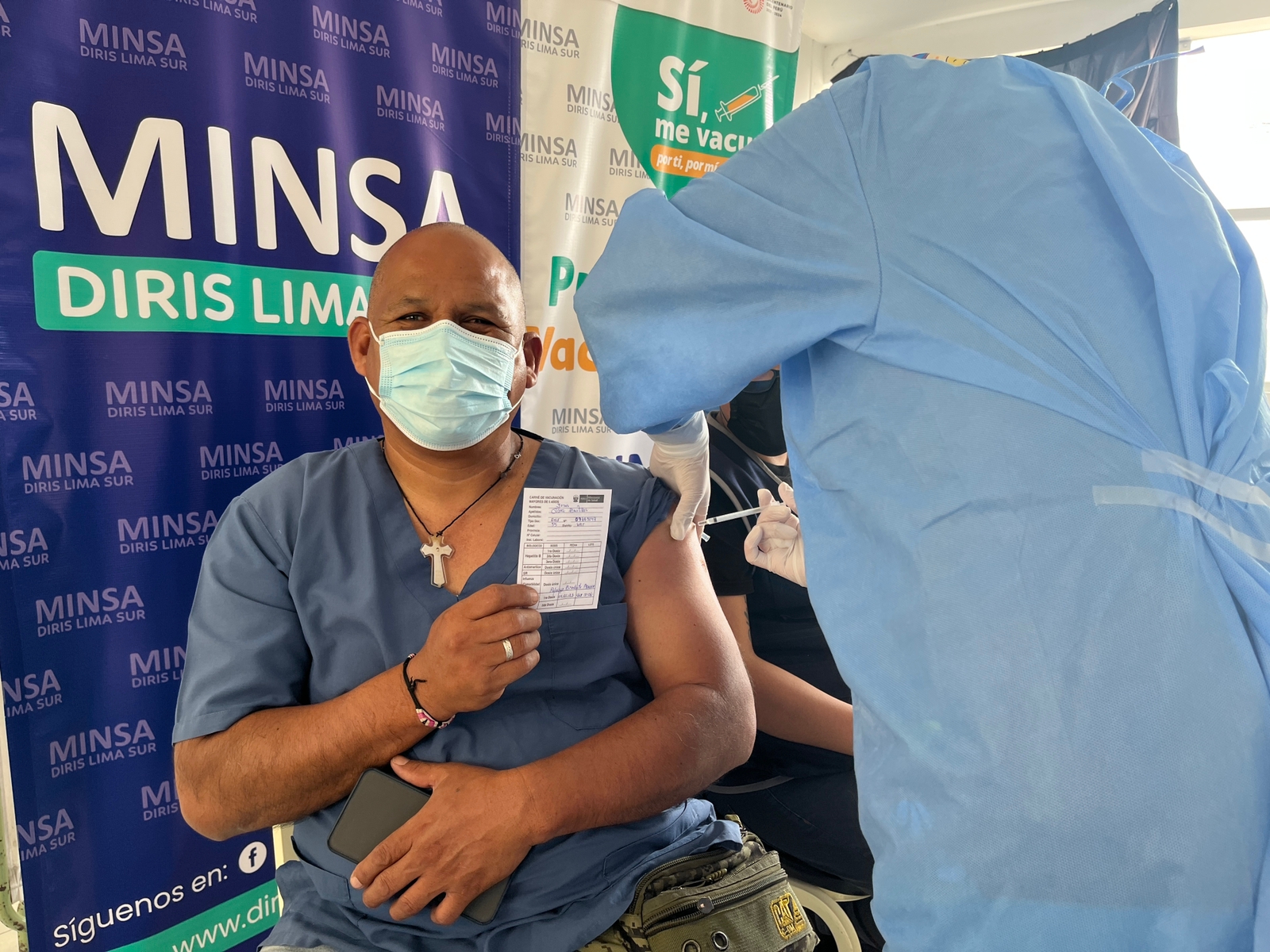 Personal de salud es protegido con la vacuna bivalente contra la COVID-19