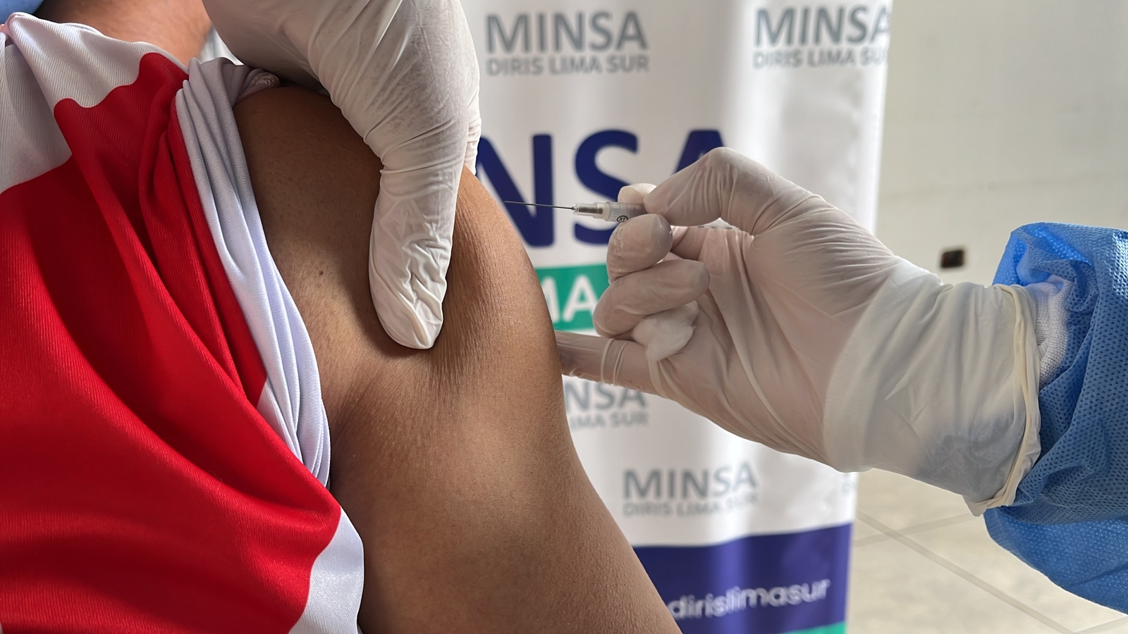 Personal de salud es protegido con la vacuna bivalente contra la COVID-19