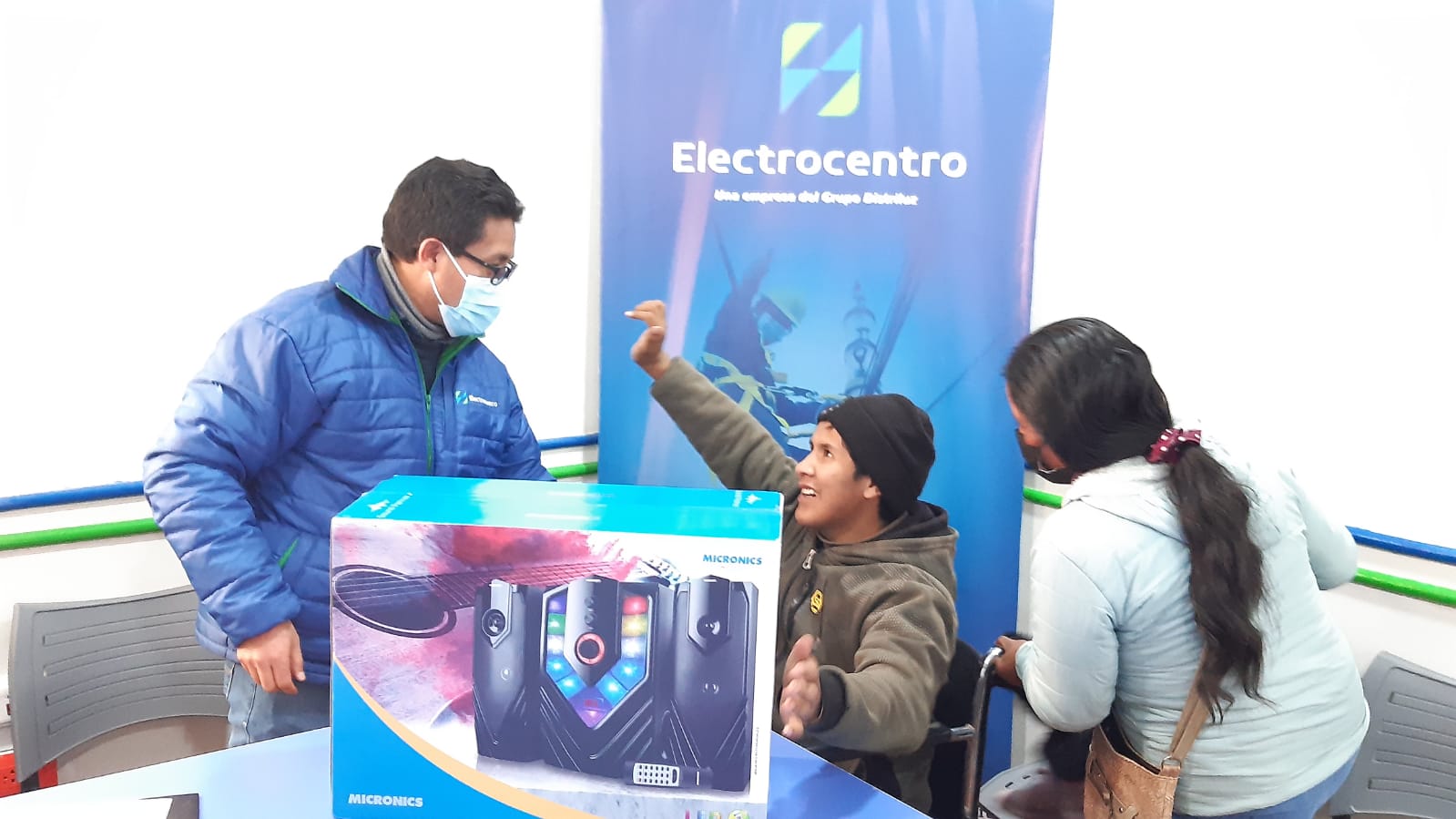 Electrocentro Pasco Entrega Premios a Ganadores de Concurso de Dibujo.