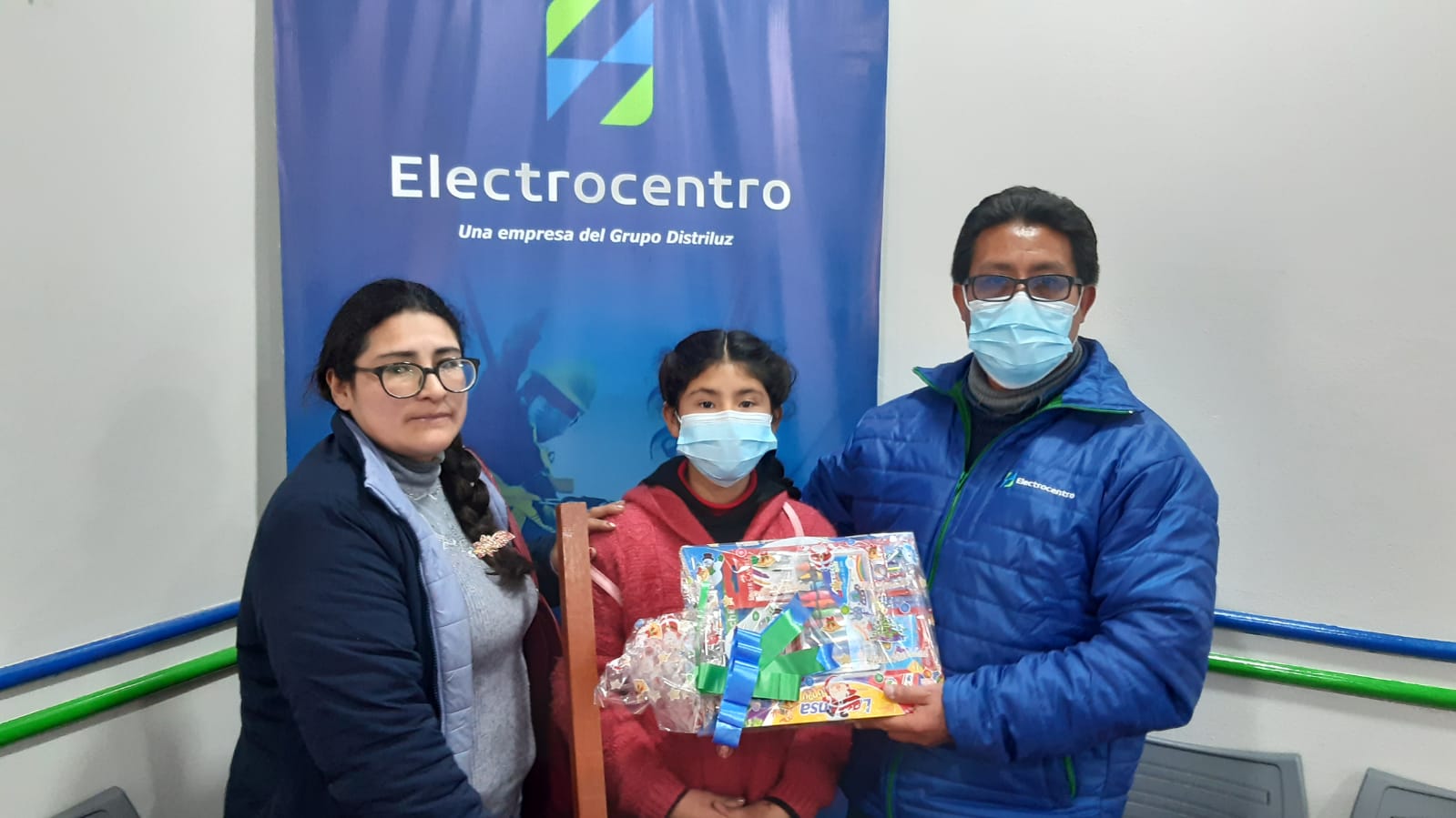 Electrocentro Pasco Entrega Premios a Ganadores de Concurso de Dibujo.