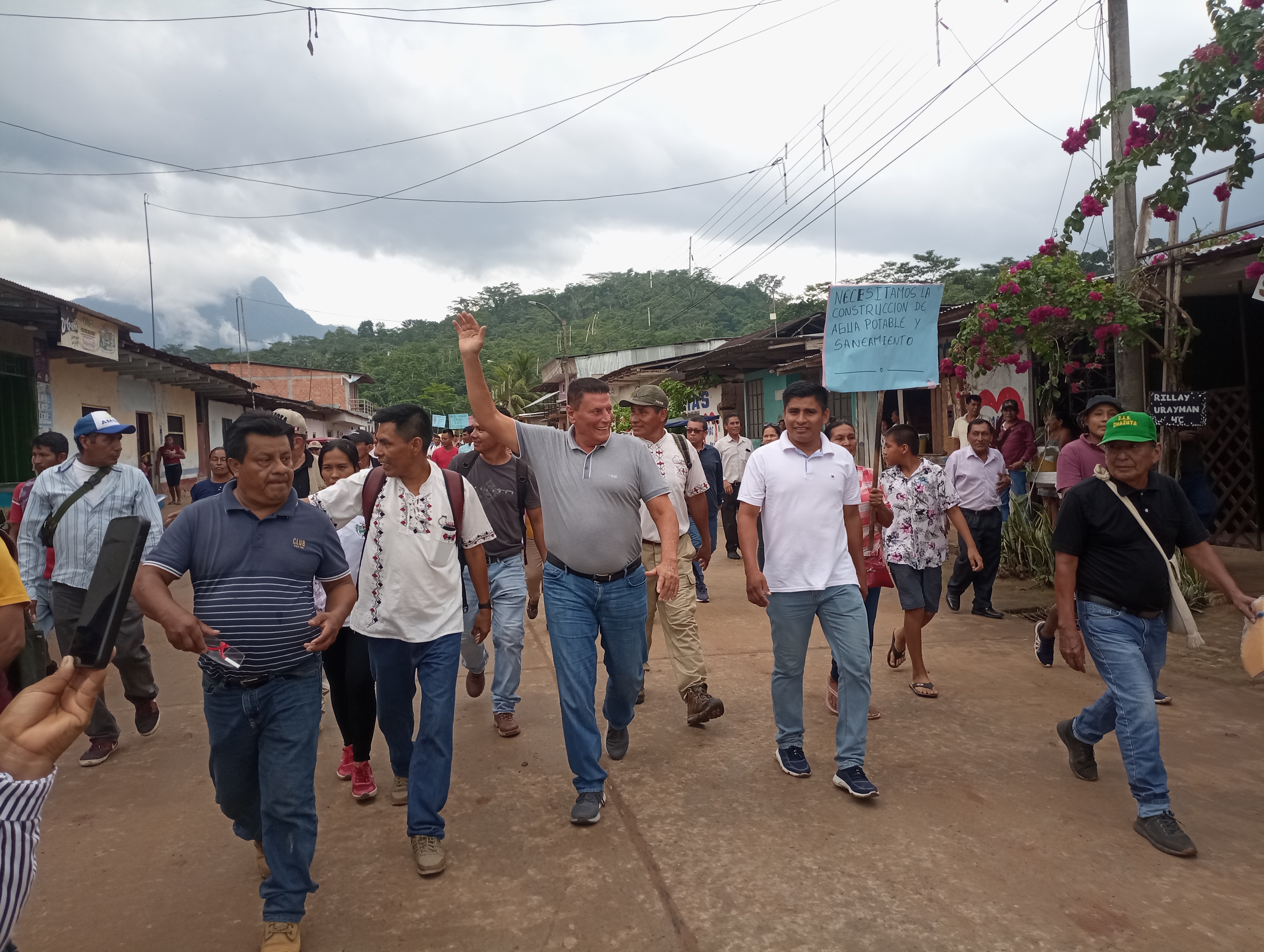 Gobernador y comitiva regional constatan estado de carreteras en el Bajo Huallaga