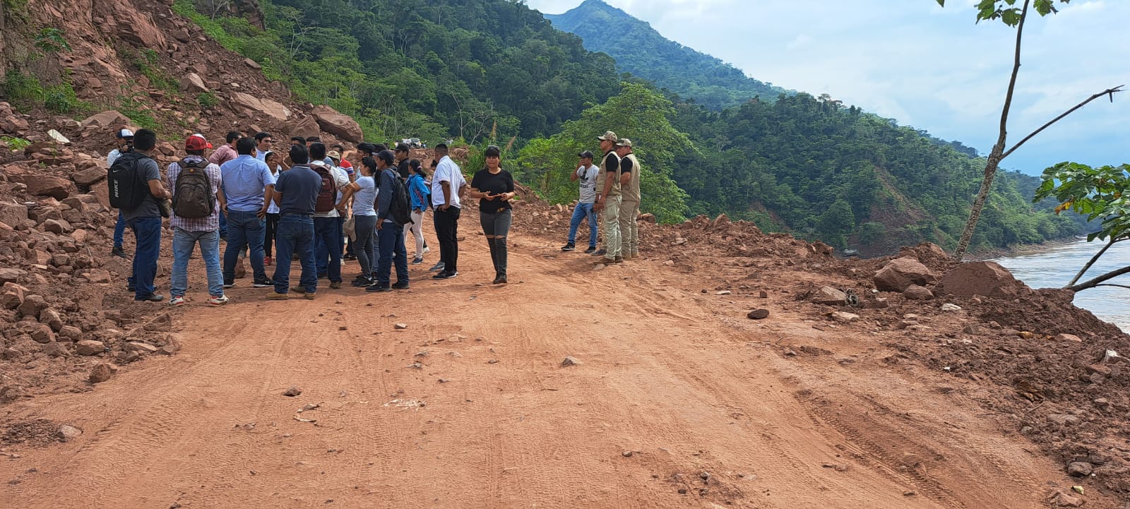 Gobernador y comitiva regional constatan estado de carreteras en el Bajo Huallaga