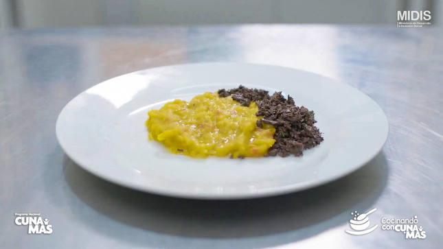 Cocinando con Cuna Más papiplla de lentejas con sangrecita