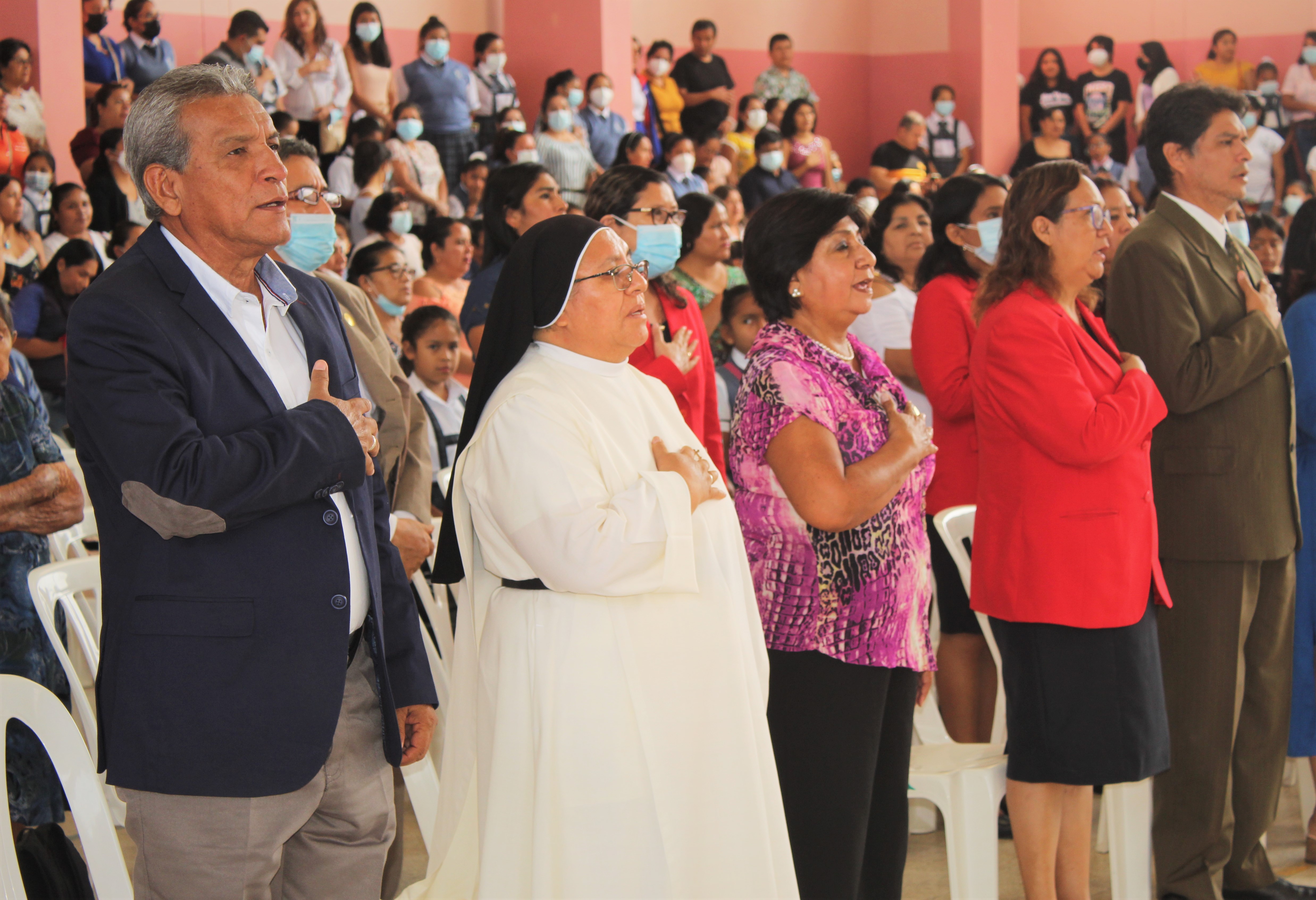 Autoridades cantando el Himno