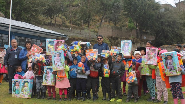 Electrocentro Entrega Regalos a Niños de Runtog