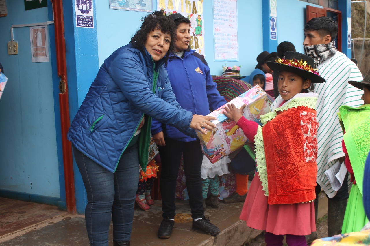 Electrocentro Entrega Regalos a Niños de Runtog