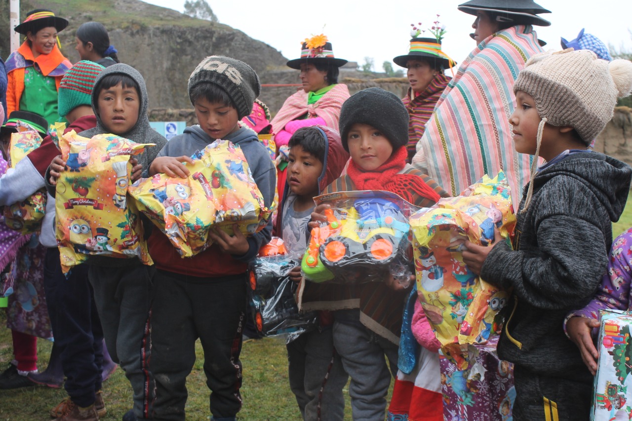 Electrocentro Entrega Regalos a Niños de Runtog
