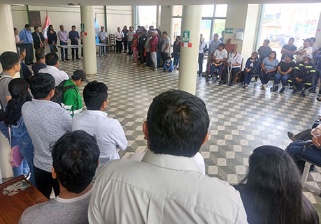 Trabajadores municipales en plataforma municipal.