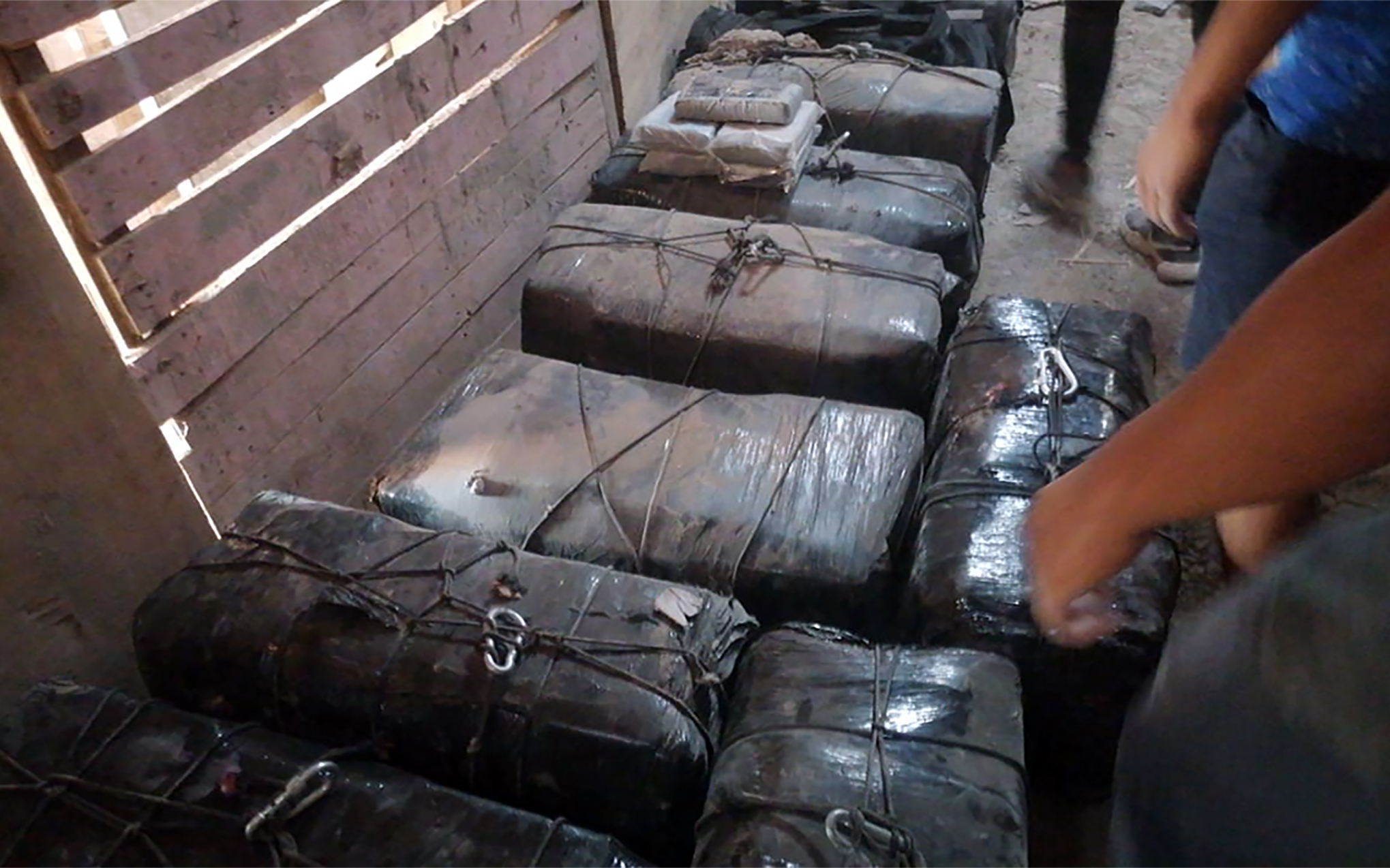 Policía Nacional decomisa alrededor de tres toneladas de droga en vivienda rústica cerca del mar del Callao