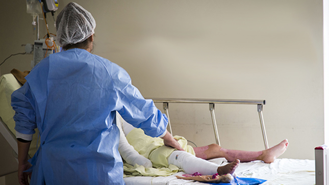 En la foto se ve un niño hospitalizado por quemadura. 