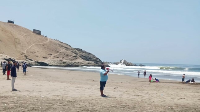 Serenazgo alerta a la población sobre riesgos en la salud por presencia de partículas de petróleo en las aguas.