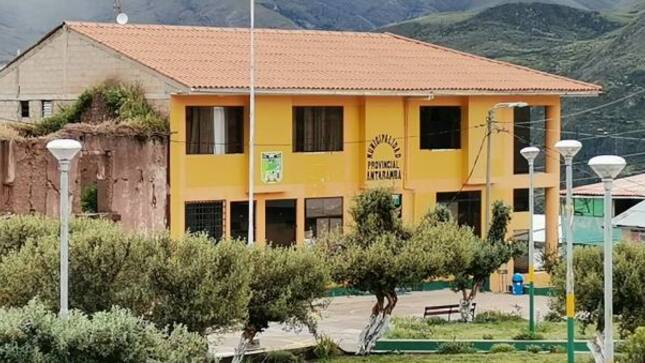 Contraloría detectó que municipalidad benefició irregularmente a postor para mantenimiento de caminos vecinales en Antabamba y Oropesa