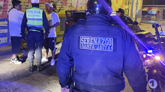 La gestión de nuestro alcalde #OlimpioAlegría firme en recuperar el orden y el principio de autoridad en el distrito, viene realizando patrullaje integrado con la #PNP por todas las zonas, realizando intervenciones a aquellas personas que venían consumiendo bebidas alcohólicas en la vía pública, de igual manera a los establecimientos que no contaban con sus permisos. 
#santaanitaenbuenasmanos
#SantaAnitaSegura
