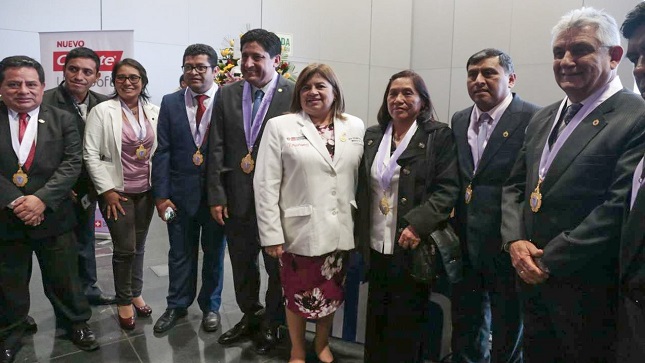 La Ministra de Salud aparece con un grupo de odontólogos que participan en el congreso.
