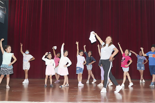 Con el propósito de incentivar la danza de nuestros niños santanitenses, el municipio viene realizando el taller de Marinera en el Teatro Municipal. 
#SubGerenciaDeCulturaDeporteJuventudyTurismo
#SantaAnitaenbuenasmanos
#OlimpioAlegría