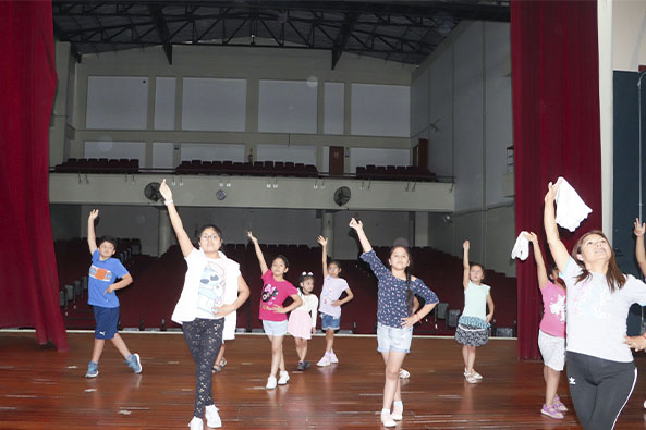 Con el propósito de incentivar la danza de nuestros niños santanitenses, el municipio viene realizando el taller de Marinera en el Teatro Municipal. 
#SubGerenciaDeCulturaDeporteJuventudyTurismo
#SantaAnitaenbuenasmanos
#OlimpioAlegría