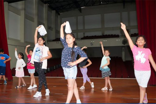 Con el propósito de incentivar la danza de nuestros niños santanitenses, el municipio viene realizando el taller de Marinera en el Teatro Municipal. 
#SubGerenciaDeCulturaDeporteJuventudyTurismo
#SantaAnitaenbuenasmanos
#OlimpioAlegría