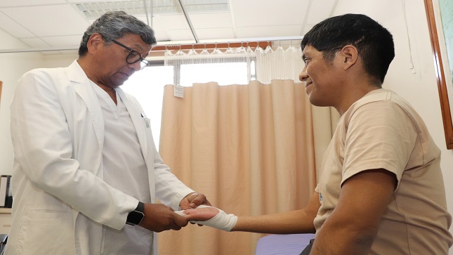 Personal de INR realiza terapia de rehabilitación a un paciente afectado por un ACV