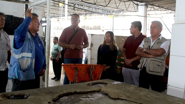 El alcalde Fernando Cárdena, junto a los regidores y la gerente de Servicios a la Ciudad y Gestión Ambiental, llegaron hasta las instalaciones del Camal Municipal de Huaral