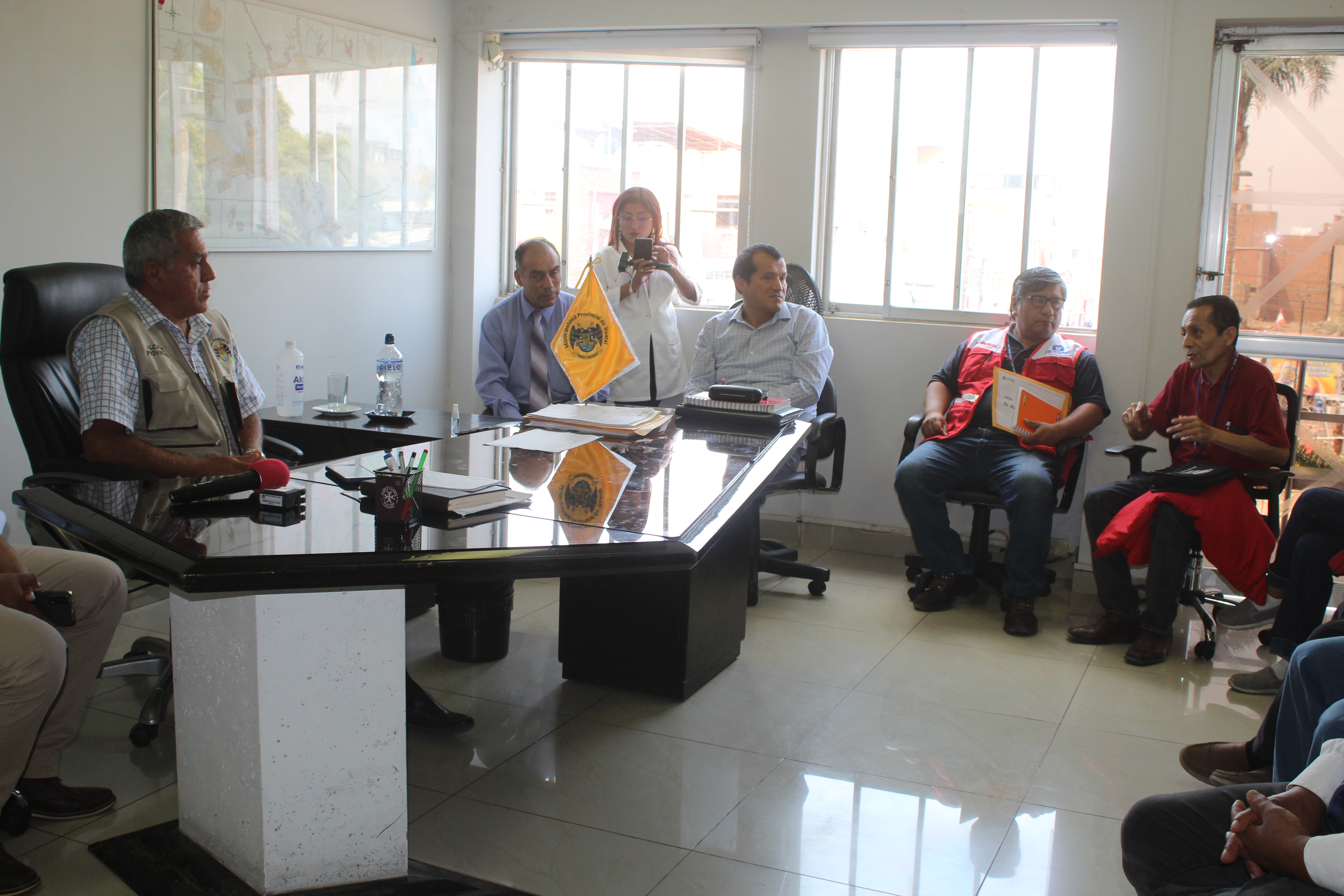 Alcalde Fernando Cárdenas sostuvo reunión con representantes de COFOPRI para la entrega de títulos de propiedad