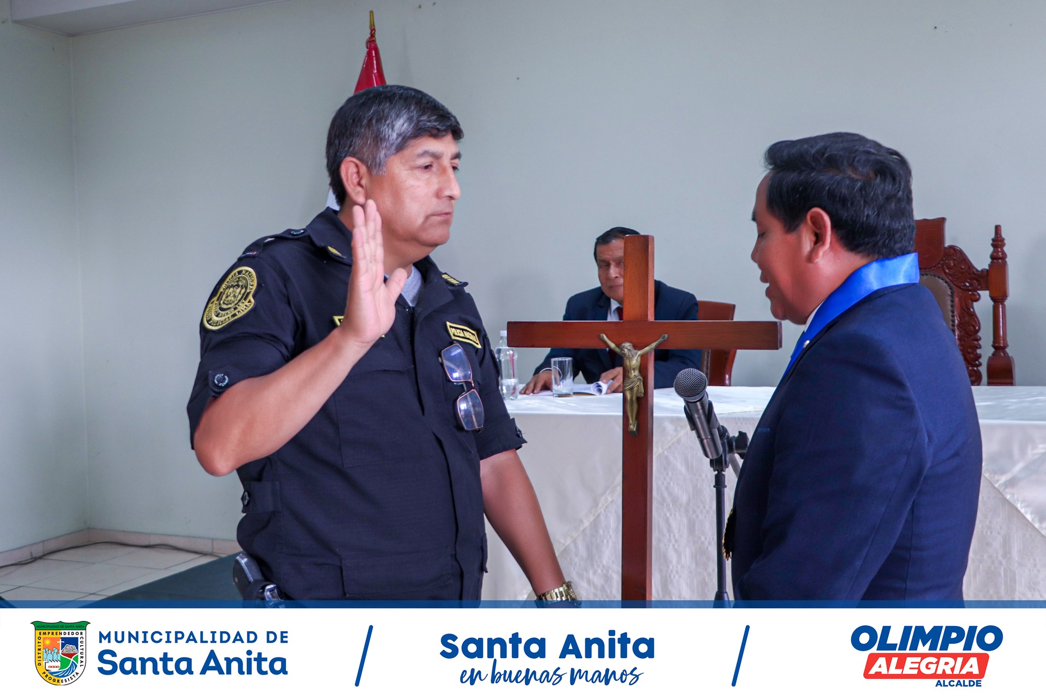 Nuestro alcalde Mg. Olimpio Alegría juramento como presidente de CODISEC, conjuntamente con las principales autoridades de nuestro distrito, fortaleciendo así el compromiso de trabajar por una Santa Anita segura.