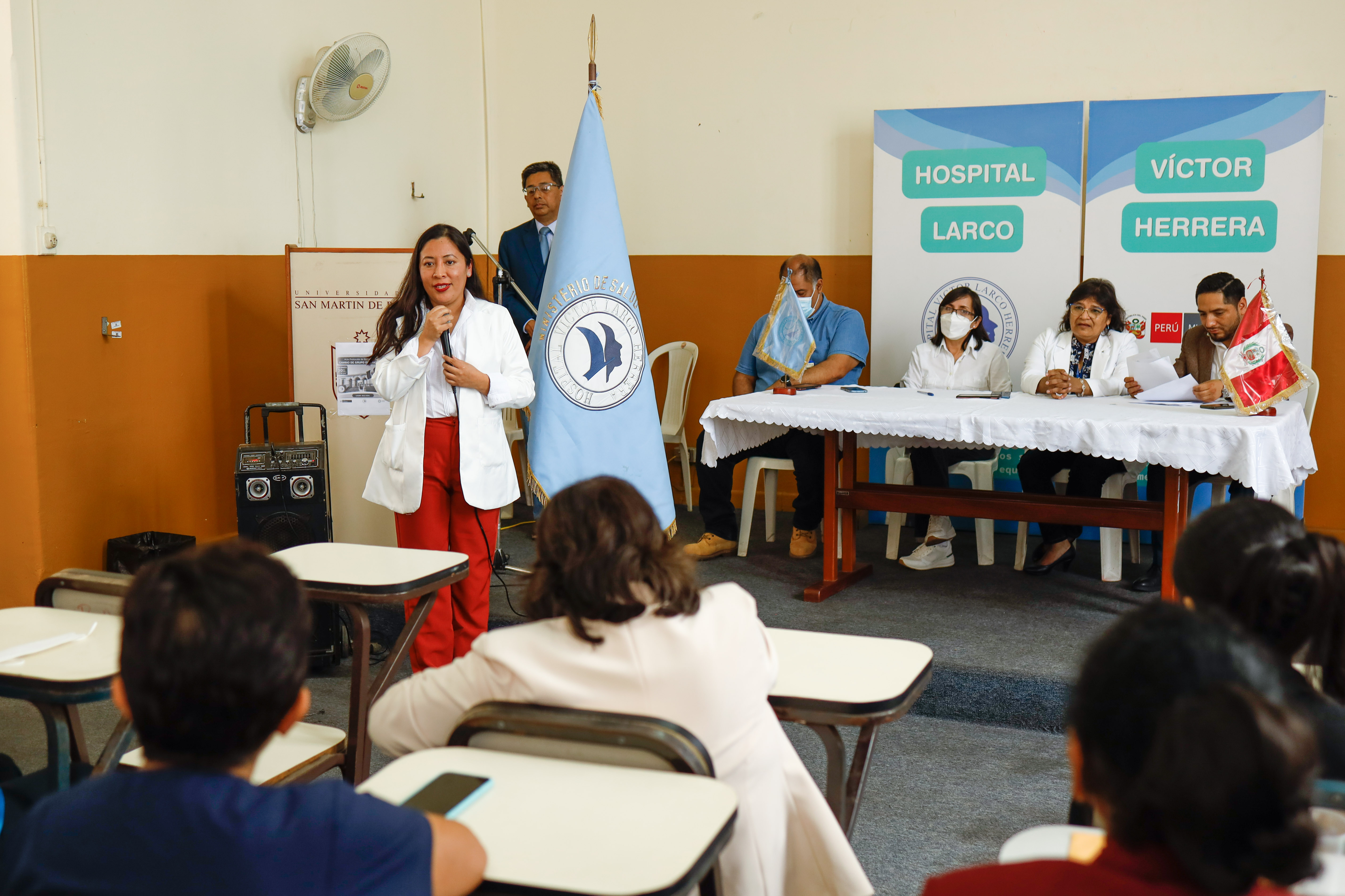 "HOSPITAL LARCO HERRERA ENTREGA RESOLUCIONES DE NOMBRAMIENTO Y CAMBIO DE GRUPO OCUPACIONAL"
