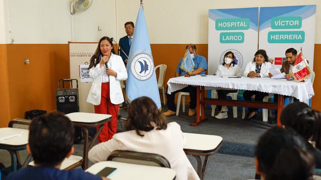 "HOSPITAL LARCO HERRERA ENTREGA RESOLUCIONES DE NOMBRAMIENTO Y CAMBIO DE GRUPO OCUPACIONAL"
