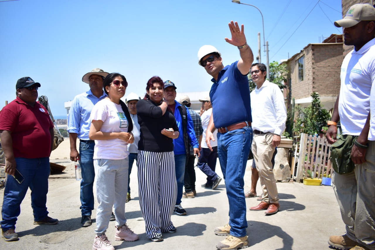Foto de trabajos de levantamiento de desmonte y basura en el Parque de tierra al lado del Estadio San Genaro