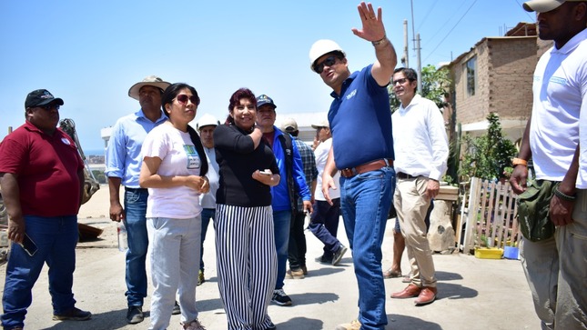 Foto de trabajos de levantamiento de desmonte y basura en el Parque de tierra al lado del Estadio San Genaro