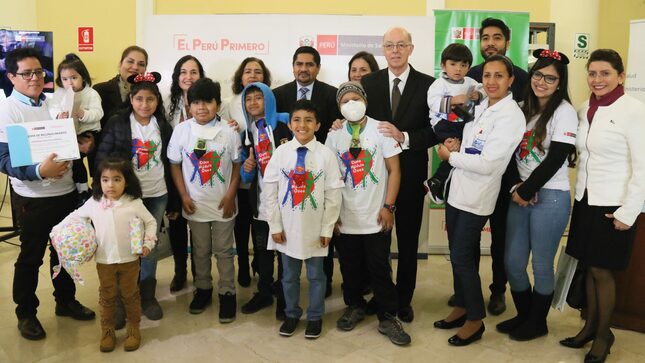 Minsa reconoció a pacientes del INEN que recibieron trasplantes de médula ósea