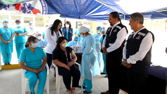 Vacuna bivalente contra el covid-19 empieza a aplicarse al personal de salud en la región Lima